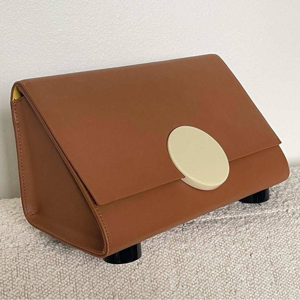 NEW WITHOUT TAG. MATTER MATTERS PYTHAGORAS' Shoulder Bag - Light Brown